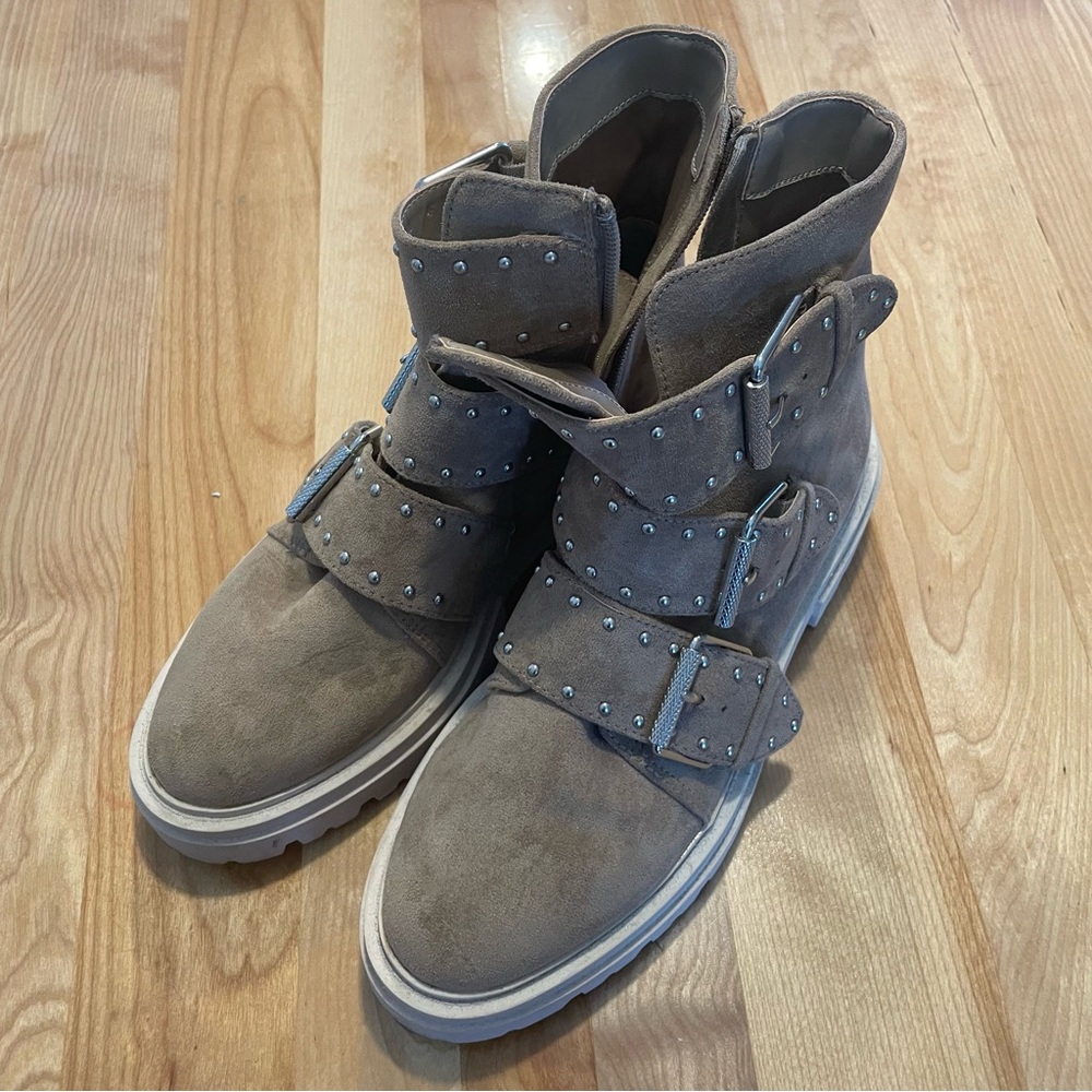 Suede Steven boots size 7.5 in like new condition.